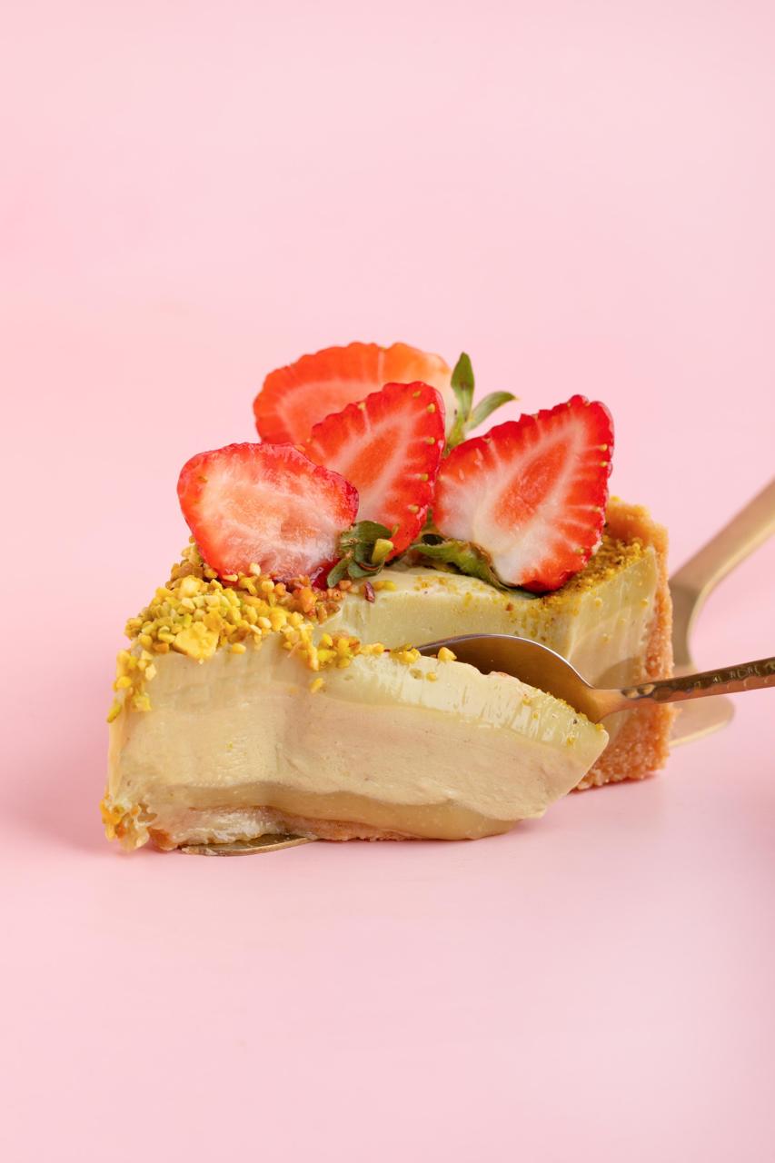 Fatia de torta de pistache com morango